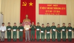 Đại tá Cao Văn Mĩa, Phó Chính ủy Bộ CHQS tỉnh tặng quà cho cán bộ thương binh, con liệt sĩ.