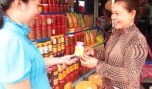 Chị Lê Thị Kim Hằng (áo bông) chủ cơ sở bán tạp hóa, đặc sản Gò Công: Vui vẻ, lịch sự khi tiếp xúc với khách hàng.