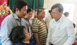 Ông Nguyễn Văn Khang thăm và tặng quà cho các nạn nhân ở thị xã Cai Lậy.