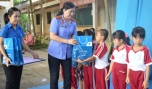 Bà Nguyễn Thị Ánh, Phó Viện trưởng VKSND tỉnh, trao quà cho các em.