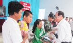 Ông Trần Thanh Đức, Phó Chủ tịch UBND tỉnh tặng quà cho nạn nhân chất độc da cam tại huyện Cái Bè.