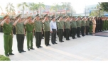 Ông Nguyễn Văn Khang, Chủ tịch UBND tỉnh dự lễ tổng ra quân đầu năm của lực lượng Công an Tiền Giang.