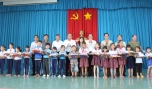 Ông Trương Hòa Bình, Bí thư Trung ương Đảng, Chánh án TAND tối cao cùng lãnh đạo tỉnh, huyện, đơn vị tài trợ trao quà cho các em