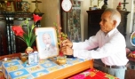 Ông Nguyễn Thanh Bình, cựu chiến binh ấp Mỹ Lợi A, xã Long Tiên bên bàn thờ Bác Hồ.