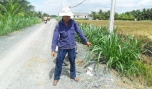 Ông Phạm Văn Thông bên con đường mới mở rộng.