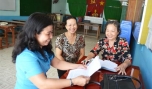 Chủ tịch Hội LHPN phường 4, TP. Mỹ Tho (bên trái) sinh hoạt với cán bộ Chi hội Phụ nữ khu phố 4 về phương hướng thực hiện Đề án 343 từ nay đến cuối năm 2014.