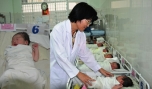 Bị bỏ ngoài chợ suốt đêm, không quần áo nên trên mặt bé chi chit những nốt muỗi đốt.