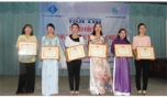 Trao thưởng cho các đơn vị đoạt giải.