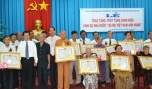 Lễ trao tặng, truy tặng Danh hiệu vinh dự Nhà nước Bà mẹ Việt Nam Anh hùng ở TX. Gò Công. Ảnh: Mai Anh