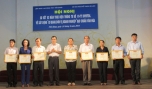 Ông Trương Văn Hiền, Chủ tịch Liên đoàn Lao động tỉnh trao Giấy khen cho tập thể và cá nhân có thành tích xuất sắc trong phong trào.