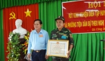 Ông Nguyễn Văn Khang - Phó Bí thư Tỉnh ủy, Chủ tịch UBND tỉnh trao Bằng khen của UBND tỉnh cho ông Nguyễn Chí Trung - Phó Bí thư Huyện ủy, Chủ tịch UBND huyện Gò Công Đông, Trưởng Ban Chỉ đạo diễn tập “GCĐ-NĐ 30” năm 2014.