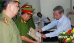 Ông Nguyễn Văn Khang, Chủ tịch UBND tỉnh tặng Bằng khen cho CA TP. Mỹ Tho đã lập thành tích xuất sắc trong tấn công, trấn áp tội phạm. Ảnh: Đặng Thanh