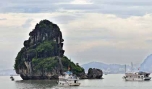 Khách du lịch tham quan vịnh Hạ Long. Ảnh: Thanh Hà