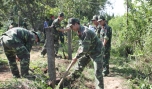 Lực lượng thanh niên Bộ CHQS tỉnh ra quân giải phóng mặt bằng.