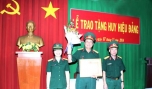 Đại tá Cao Văn Mĩa, Phó Chính ủy Bộ CHQS tỉnh nhận Bằng Huy hiệu 30 năm tuổi Đảng.