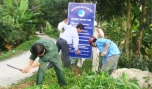 Gắn bảng “Tuyến đường thanh niên tự quản” tại xã Long Tiên, huyện Cai Lậy.