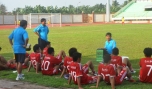 Ban huấn luyện trao đổi chiến thuật với các cầu thủ giữa trận đấu. Ảnh: Nguyễn Sự