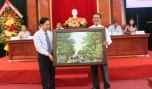 Bí thư Tỉnh ủy Trần Thế Ngọc tặng quà lưu niệm. Ảnh: Phương Mai.