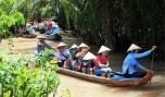 Du khách ngồi đò chèo tham quan, du lịch cù lao Thới Sơn. Ảnh: Cao Lập Đức