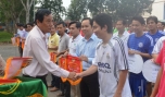 Ông Hồ Đắc Việt Thanh, Phó Giám đốc Sở VH-TT&DL trao cờ lưu niệm cho các đội tham dự.