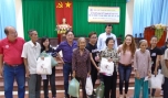 Ca sĩ Mỹ Tâm trao quà.