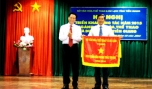 Ông Nguyễn Kiều Linh, Phó Cục trưởng Cục công tác phía Nam - Bộ VH - TT&DL (bìa trái) trao Cờ thi đua xuất sắc cho đại diện Phòng VH&TT TP. Mỹ Tho.
