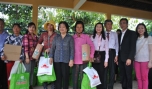 Nguyên Phó Chủ tịch nước Trương Mỹ Hoa tặng quà cho hộ nghèo xã Phú Tân.