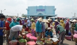 Sôi động các hoạt động mua bán.