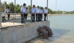 Ông Lê Văn Nghĩa, Phó Chủ tịch UBND tỉnh cùng thành viên Đoàn công tác đến khảo sát ao trữ nước mặt 6 ha ở Tân Thới.