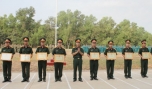 Đại tá Đoàn Thanh Xuân, Chính ủy Bộ CHQS tỉnh tặng Giấy khen cho các cơ quan, đơn vị.