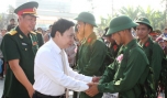 Đồng chí Trần Thế Ngọc, Bí thư Tỉnh ủy Tiền Giang và Đại tá Huỳnh Chiến Thắng, Phó Chính ủy Quân khu 9 tiễn thanh niên huyện Châu Thành lên đường bảo vệ Tổ quốc.