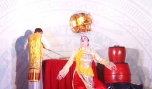 Út Son múa mâm vàng phục vụ lễ hội ở sân khấu Trung tâm Văn hóa tỉnh.