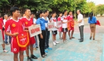Ban tổ chức trao Cờ lưu niệm cho các đội thuộc bảng D.