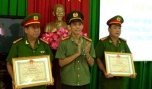 Đại tá Nguyễn Hữu Trí, Phó Giám đốc Công an tỉnh trao Bằng khen của UBND tỉnh cho 2 cá nhân.