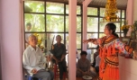 Cô Huỳnh Thị Bé (70 tuổi), con gái thứ 2 của ông Huỳnh Lĩnh Đặng đang hát rỗi.