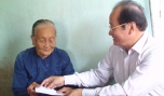 Ông Trần Thanh Đức, Phó chủ tịch UBND tỉnh thăm và tặng quà gia đình chính sách.