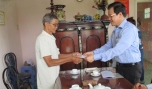 Ông Lê Hồng Quang tặng quà cho ông Nguyễn Văn Lắm (ngụ phường 3, TX. Gò Công).