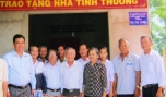 Huyện hội Châu Thành trao tặng nhà tình thương cho nạn nhân.
