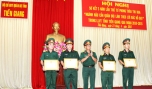 Đại tá Huỳnh Văn Ba, Phó Chỉ huy trưởng Bộ Chỉ huy Quân sự tỉnh trao thưởng cho các đơn vị.