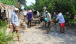 Nông dân tham gia xây dựng đường giao thông nông thôn.