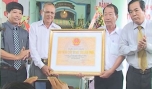 Ông Trần Vĩnh Hưng, Giám đốc Sở LĐ-TB&XH và ông Hồ Đắc Việt Thanh, Phó Giám đốc Sở VH-TT&DL trao Bằng di tích lịch sử văn hóa cấp tỉnh cho lãnh đạo xã.