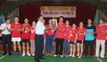 Ban Tổ chức trao Cúp toàn đoàn.