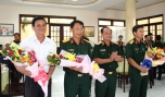 Trung tướng Nguyễn Phương Nam, Tư lệnh Quân khu 9 tặng hoa cho các đồng chí nghỉ chính sách và chuyển công tác.