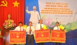 Ông Nguyễn Văn Khang - Phó Bí thư Tỉnh ủy, Chủ tịch UBND tỉnh trao Cờ thi đua cho 3 tập thể đạt thành tích xuất sắc. Ảnh: Lê Huỳnh.