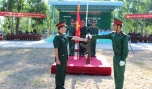 Trung đoàn trưởng Trung đoàn bộ binh 924 trao vũ khí cho chiến sĩ mới.