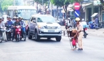 Nữ Cảnh sát giao thông đang điều tiết giao thông.
