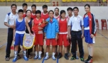 VĐV Lê Bá Minh Tú (người cầm cờ) cùng Đoàn VĐV Tiền Giang