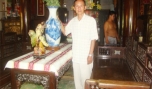 Chú Sáu Châu và cổ vật tại nhà.