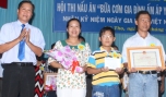 Ông Nguyễn Văn Vững, Phó Chủ tịch UBND thành phố trao giải Nhất cho các gia đình.