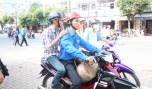 Đội “xe ôm” phục vụ miễn phí thí sinh.